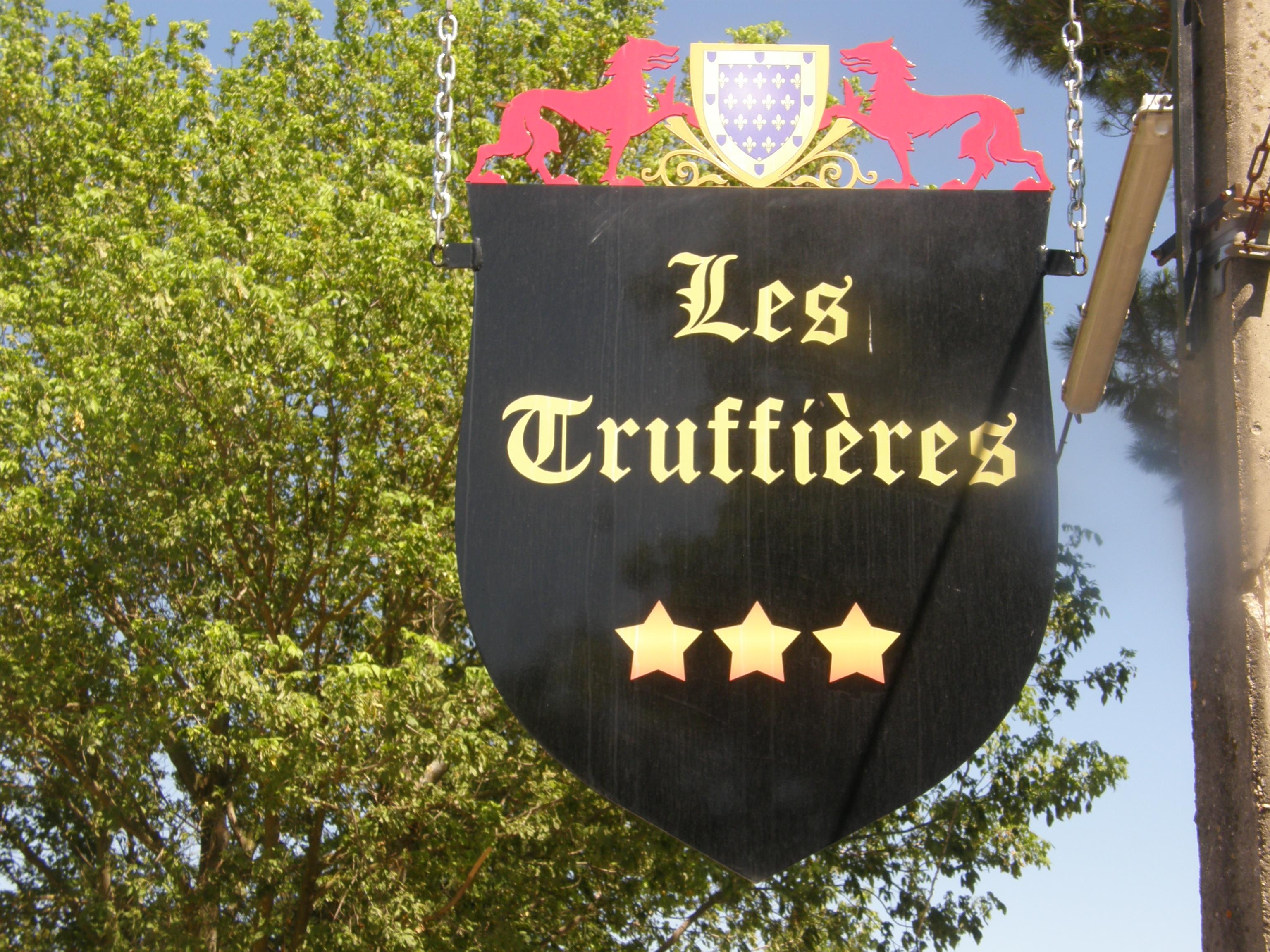 CAMPING LES TRUFFIERES***