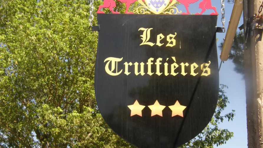 CAMPING LES TRUFFIERES***