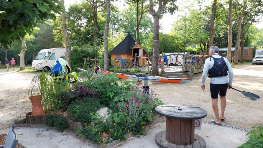 Flower Camping Du Canal