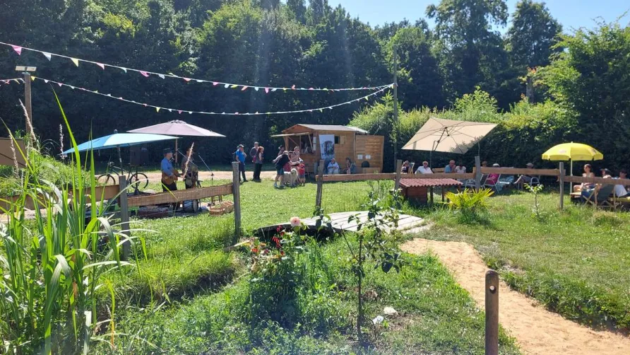 Flower Camping Du Canal