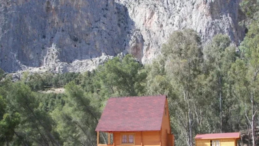 Albergue - Camping - Bungalows El Chorro
