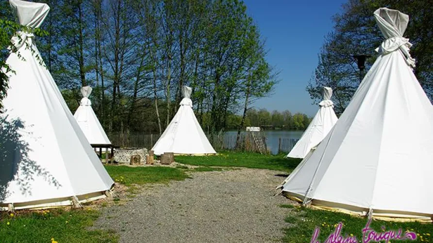 Camping**** et Base de Loisirs La Plaine Tonique