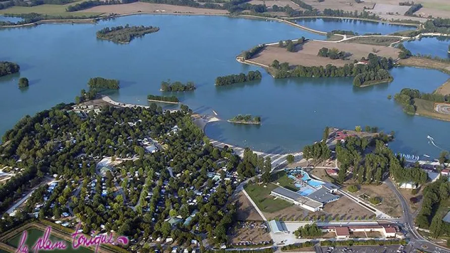 Camping**** et Base de Loisirs La Plaine Tonique