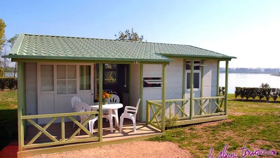 Camping**** et Base de Loisirs La Plaine Tonique